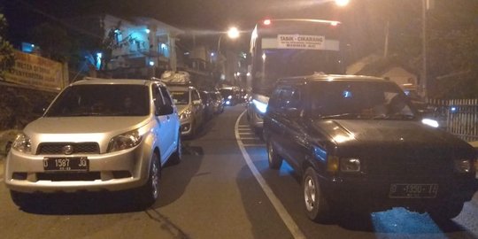 Kendaraan tak bergerak di Simpang Nagreg, petugas sarankan pemudik ngopi dulu