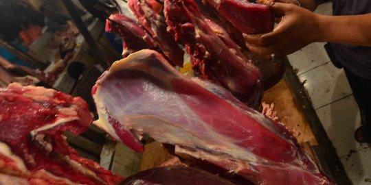 H-1 Lebaran, harga daging sapi di Pasar Cikampek tembus Rp 130 ribu kilogram