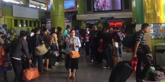 H-1 Lebaran, porter di Stasiun Gambir mulai ngeluh sepi penumpang