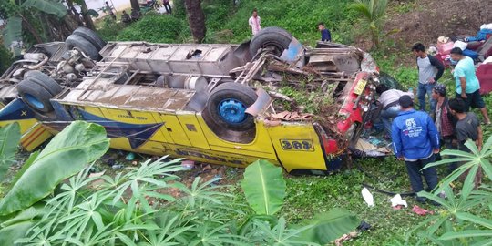 Bus Pinem terjun ke parit dan terbalik, 1 pemudik tewas 3 luka berat