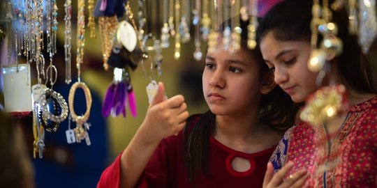 Sambut Idul Fitri, wanita Pakistan berburu perhiasan