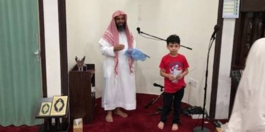Imam masjid di Saudi beri hadiah uang kepada anak yang salat subuh berjamaah