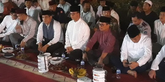 Malam takbiran, Gubernur Anies pukul beduk dan makan bersama pakai rantang