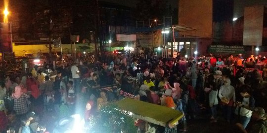 Malam takbiran, warga menyemut di Pasar Baru Bekasi