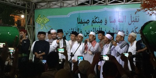 Anies disambut petasan saat akan takbiran di Masjid Petamburan