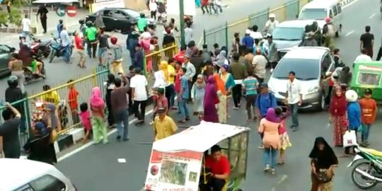 Pria misterius sebar uang di sekitar Masjid Raya Medan