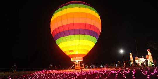 Malam takbiran diisi warga dengan naik balon udara