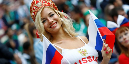 Pesona suporter cantik dan seksi di laga Rusia vs Arab Saudi