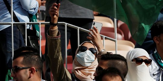 Gaya suporter perempuan Arab Saudi saat datang langsung ke stadion
