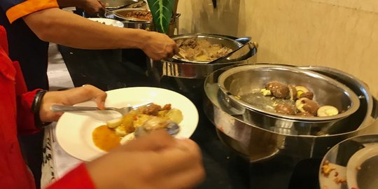 Gubernur dan pejabat berbaur dengan warga DKI santap kuliner Lebaran di Balai Kota