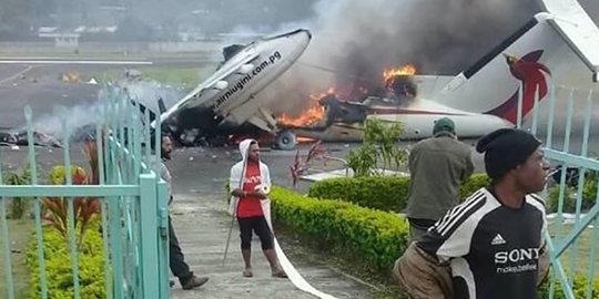 Kecewa putusan pengadilan soal pemilu, massa bakar pesawat di Papua Nugini