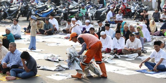 Kerja cepat petugas kebersihan punguti koran bekas salat Idul Fitri