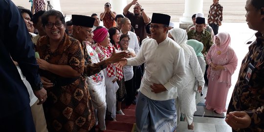 Jokowi open house, Anies dan Sandi kompak pakai koko putih di Istana Bogor