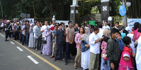 Ribuan warga antre open house Jokowi di Istana Bogor