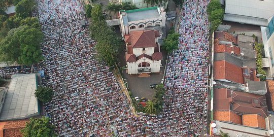 Salat Id berjamaah, ribuan umat muslim padati jalan di Jatinegara