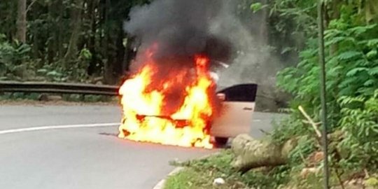 Usai isi BBM, mobil terbakar di jalan poros KM 65 Samarinda arah Balikpapan