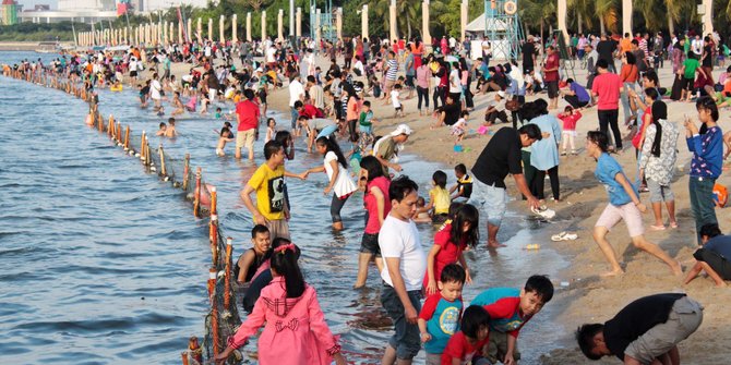 Lebaran hari pertama, 43.839 pengunjung padati Pantai Ancol