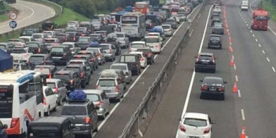 Urai kemacetan di Tol Jakarta-Cikampek, contra flow diberlakukan