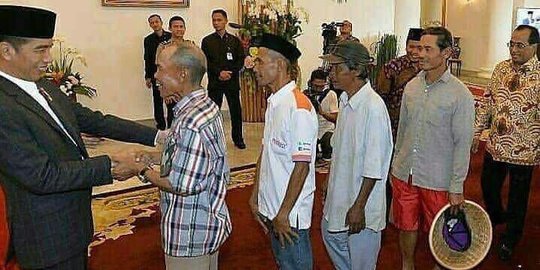 Ketika sejumlah menteri antre di belakang warga yang ingin salaman dengan Jokowi