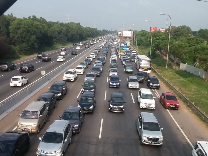 hari kedua lebaran tol cikampek masih dipadati pemudik