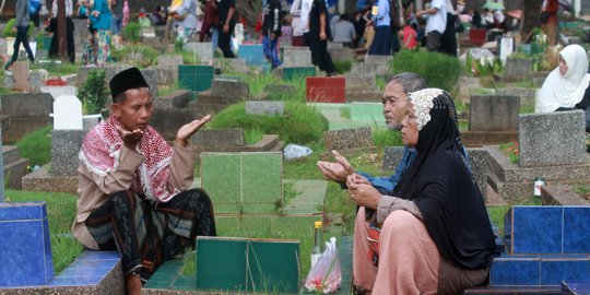 Melihat tradisi ziarah kubur saat Lebaran