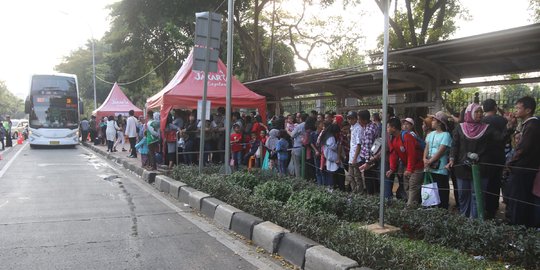 Lebaran hari kedua, bus tingkat wisata ramai