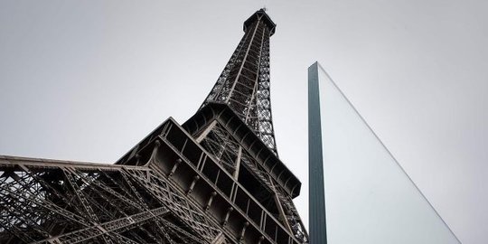 Menara Eiffel dikelilingi pagar kaca antiteror