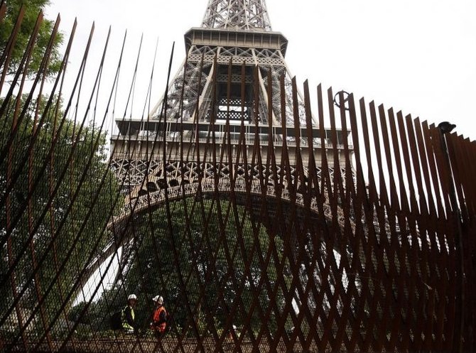 menara eiffel dikelilingi pagar antiteror