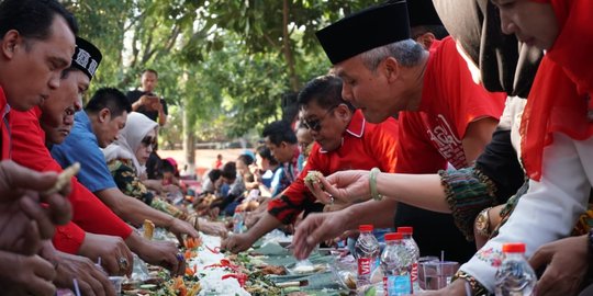 'Hadiri Kembul Bujana, Ganjar makan lesehan bersama 1.200 orang