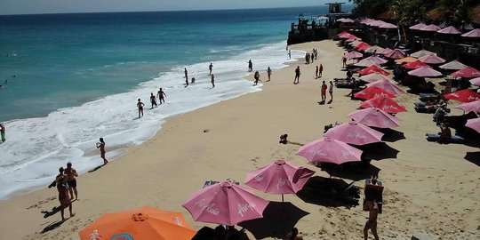 Libur Lebaran, Pantai Dreamland Bali didominasi turis asal Jawa dan Prancis