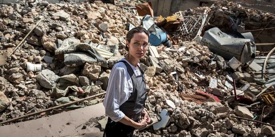 Kunjungi Mosul, Angelina Jolie 'kau bisa cium aroma tubuh manusia di reruntuhan'