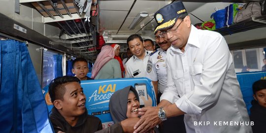 Hingga hari ini, Stasiun Pasar Senen masih dipadati pemudik