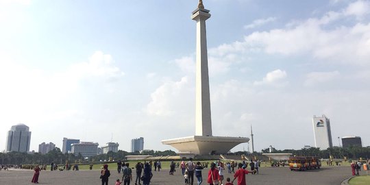 Libur Lebaran, warga kunjungi Monas