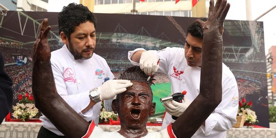 Lezatnya patung coklat pemain Peru yang meriahkan Piala Dunia 2018