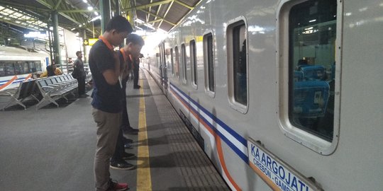 Gaya relawan beri penghormatan pada pemudik di Stasiun Gambir