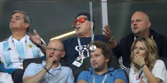 Tepergok merokok saat nonton Argentina vs Islandia, Maradona minta maaf