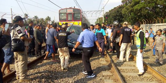 Nekat terobos perlintasan, mobil tertabrak kereta hingga dua orang tewas