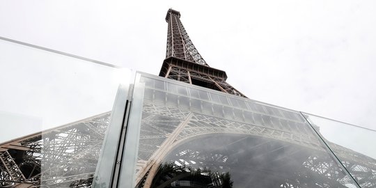 Menara Eiffel dipagari kaca anti peluru