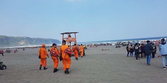 Ramai wisatawan, Basarnas DIY sebar anggota Amankan Pantai Selatan