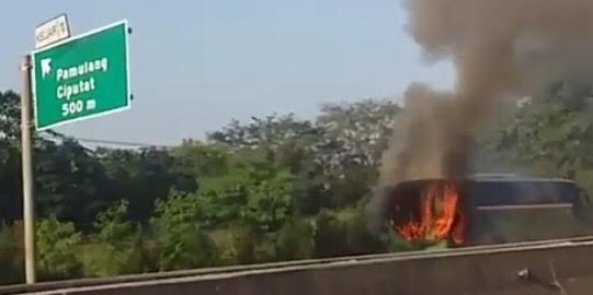 Bus Mayasari Bakti tujuan BSD terbakar di Tol Bintaro Serpong