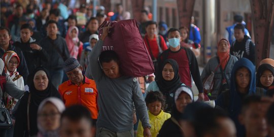 Arus balik pemudik di Stasiun Pasar Senen mulai terlihat