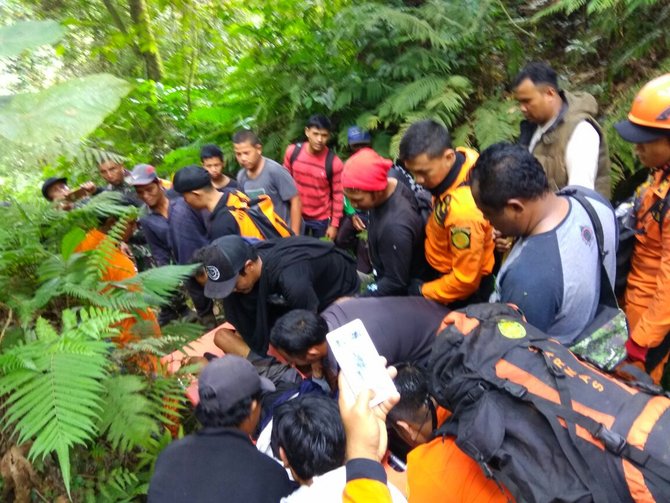 evakuasi kakek ngurah yang hilang di gunung adeng