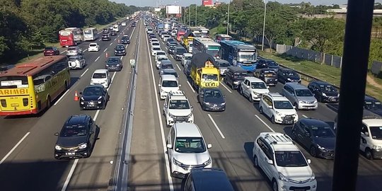 Arus balik di Tol Cikampek padat, ada contra flow dari Km 65 hingga Km 41