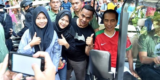 Pakai jersey timnas Indonesia, Jokowi olahraga di Kebun Raya Bogor