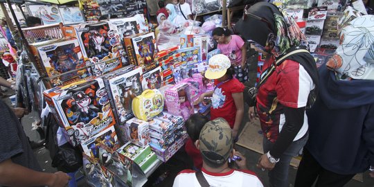 Toko mainan Pasar Gembrong diserbu anak-anak saat libur Lebaran