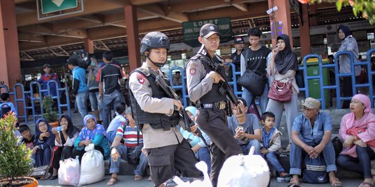 Pasukan Brimob amankan arus balik Lebaran 2018 di Terminal Kampung Rambutan