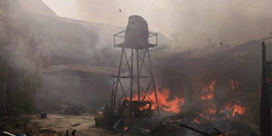 Toko furniture di Duren Sawit terbakar, 8 mobil Damkar dikerahkan