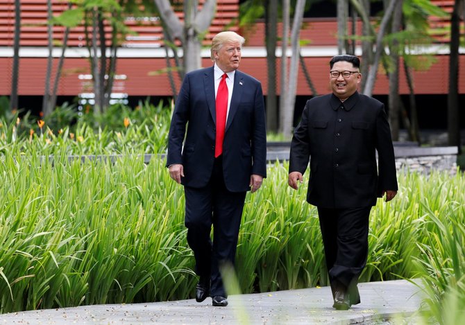 kim jong un dan trump jalan jalan santai