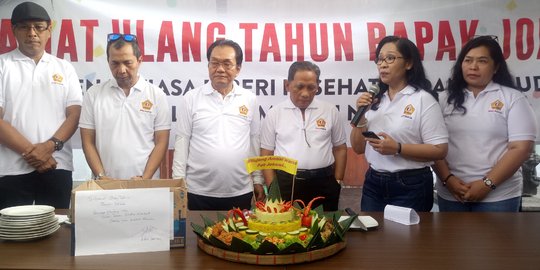 Ulang tahun Jokowi ke-57, relawan potong tumpeng dan mendoakan dua periode