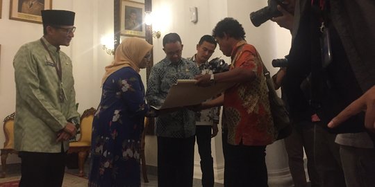 Halal Bihalal, Anies dapat hadiah lukisan Monas 'hitam' dari warga Palembang